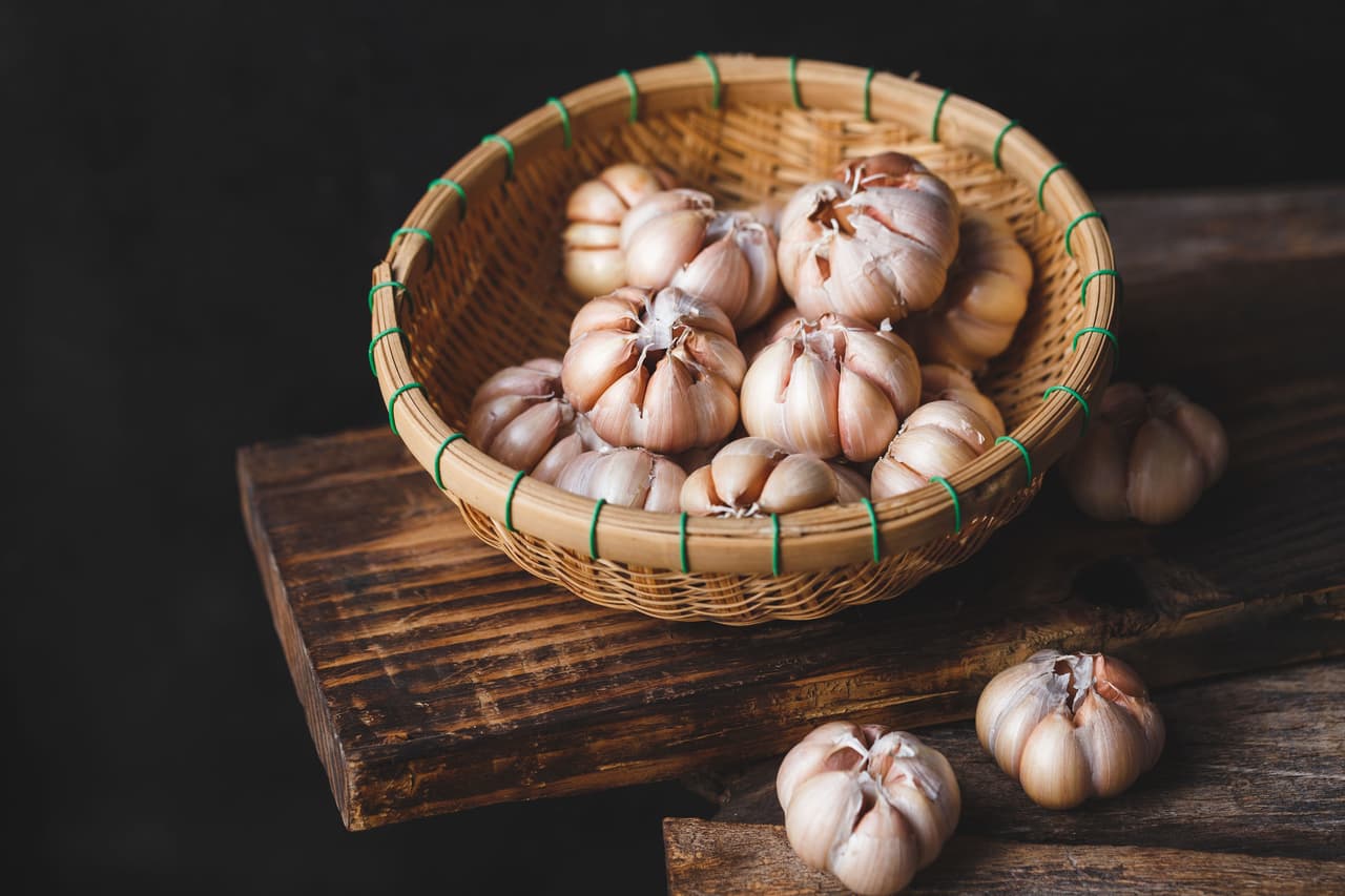 <b>Ajo.</b> Aunque quizá sea un método que no te agrade del todo, pero el ajo también puede ser uno de tus mejores aliados contra las alergias. Muerde tres dientes de ajo todos los días con el fin de combatir la rinitis alérgica.