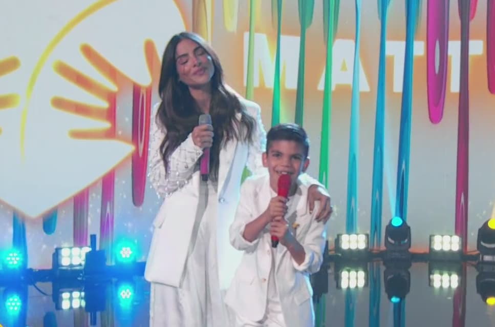Los primeros en participar fueron Alejandra Espinoza y su hijo Matteo. Ellos interpretaron 'Que Canten Los Niños'.