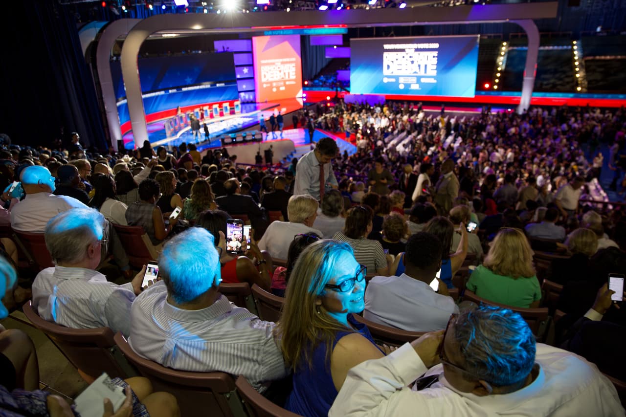 El escenario unas horas antes del comienzo. En 2016
<a href="https://www.univision.com/temas/donald-trump">Donald Trump</a> ganó los 38 votos electorales de Texas con un 52.2% de los sufragios, separándose por 8 puntos porcentuales de
<a href="https://www.univision.com/temas/hillary-clinton">Hillary Clinton</a>. En 2012
<a href="https://www.univision.com/noticias/elecciones/mitt-romney-el-millonario-mormon">Mitt Romney</a> le ganó a
<a href="https://www.univision.com/temas/barack-obama">Barack Obama</a> en el estado por 15.8%.