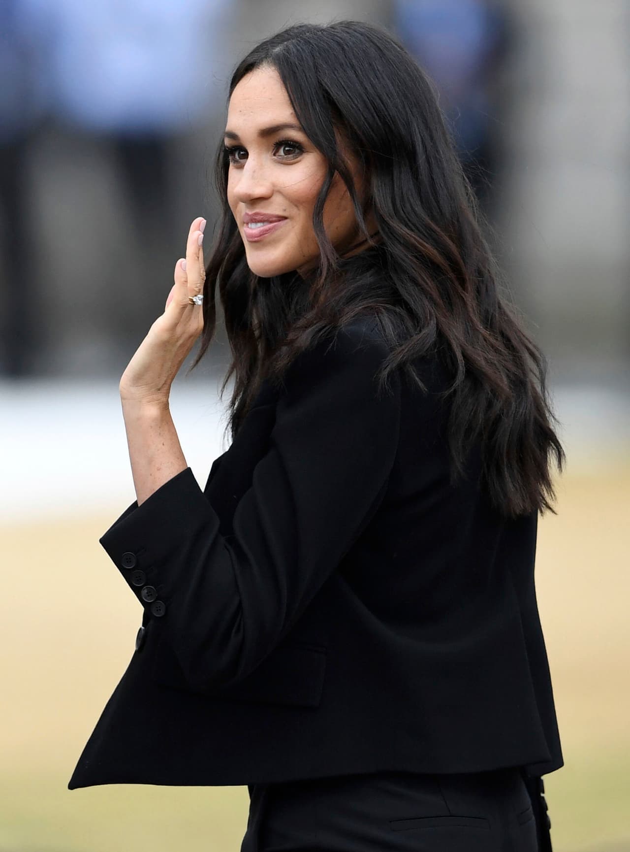 La mayoría de los ciudadanos comunes y corrientes, no gastan $40,000 dólares en ropa no solo en dos días, si no en años. Sin embargo, cuando hablamos de la realeza, la realidad es distinta. La duquesa de Sussex recientemente realizó un viaje por Irlanda en el que llevó a cabo varios eventos oficiales. La cifra de
<b>cuatro atuendos en dos días llegó a $41,260.00,</b> ocasionando que algunas cejas de alzaran inquisitivas.