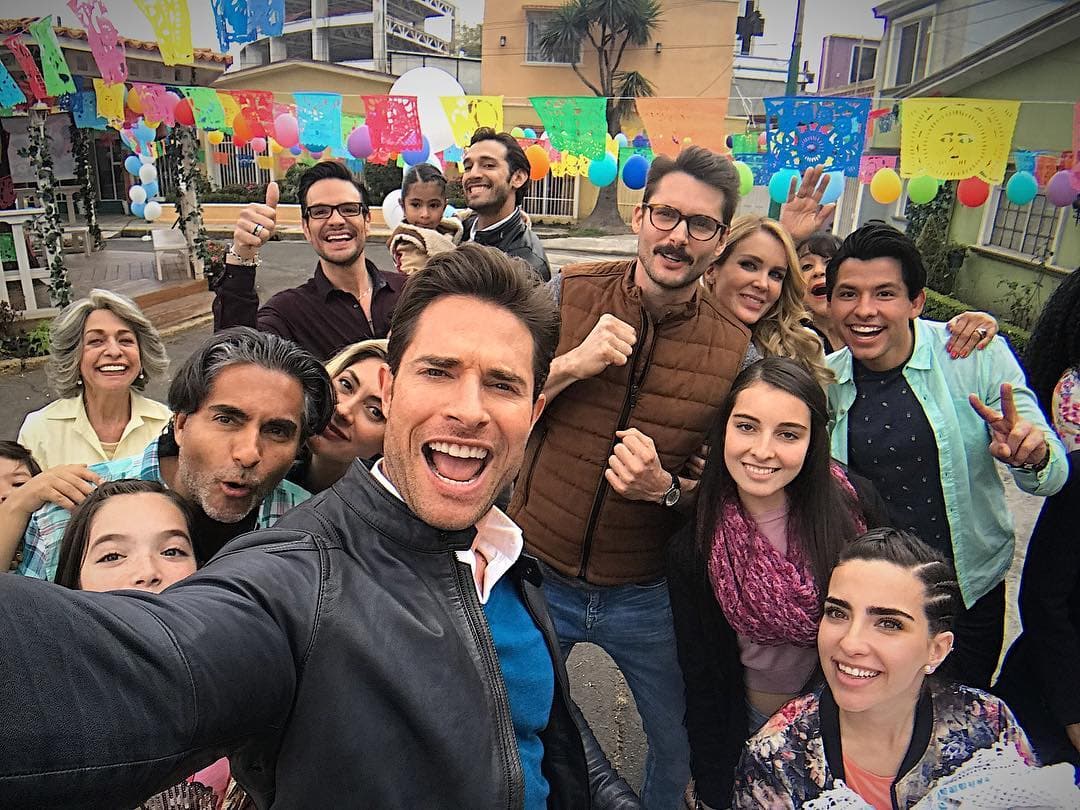 Por su parte, el coprotagonista de Maite en 'Papá a toda madre' ha dedicado varios mensajes al elenco de la telenovela en sus selfies: "Solo me queda agradecer a la vida por haberme dado la oportunidad de compartir este personaje al lado de estos excelentes compañeros y mejores seres humanos", publicó Sebastián Rulli en una de las muchas fotos ha compartido.