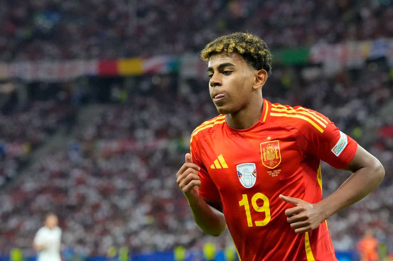 Lamine Yamal, de España, corre durante la final entre España e Inglaterra en el torneo de fútbol Eurocopa 2024 en Berlín, Alemania, el domingo 14 de julio de 2024.