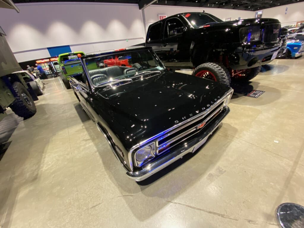 Aunque muchos creen que solo encontrarán autos futuristas o prototipos, en varias salas es común ver desde vehículos clásicos hasta camionetas 4x4 que atraen las miradas de quienes prefieren este tipo de modelos.