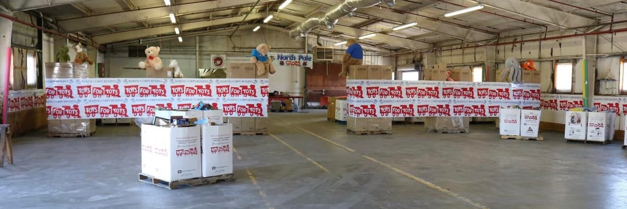 Si está interesado en donar un juguete en línea o solicitar recibir juguetes para sus hijos, visite el sitio web de Bakersfield Toys for Tots
<a href="https://bakersfield-ca.toysfortots.org/local-coordinator-sites/lco-sites/default.aspx?nPageID=300&nPreviewInd=400&nRedirectInd=3" target="_blank">aquí</a>.
<br>