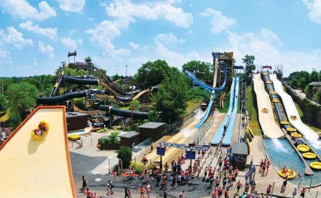 Noah’s Ark (Wisconsin Dells, Wisconsin): Wisconsin Dells es considerada la Capital Mundial de los parques acuáticos, y como era de esperarse, allí se localiza el parque acuático más grande de todo el país. Cuenta con 51 toboganes de agua, entre otras atracciones. Los guardavidas de este parque han sido reconocidos con un premio especial por hacer de este lugar uno de los más seguros para toda la familia.