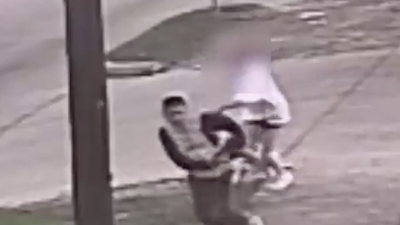 Las autoridades ofrecen hasta 5,000 dólares de recompensa por información que lleve a identificar al sospechoso. Los informes se deben proporcionar al 713-222-TIPS (8477) o a
<b><a href="https://crime-stoppers.org/" target="_blank">CrimeStoppers.com</a></b>.