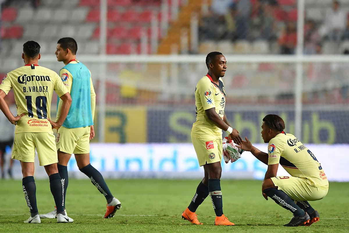 Los jugadores del América se lamentan tras la derrota en la primera jornada del Apertura 2018 de la Liga MX.