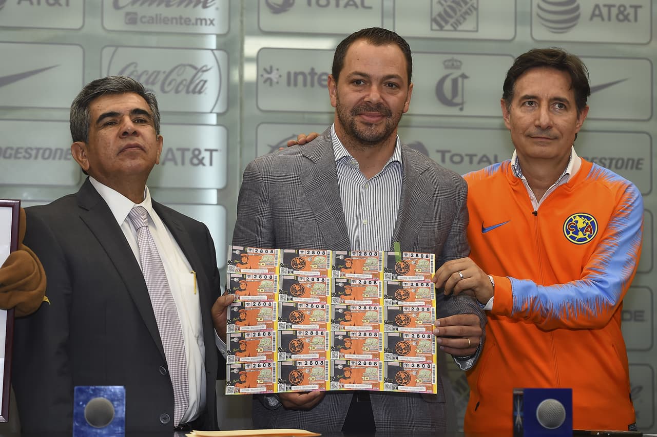 Este martes, con motivo de los 40 años de El Chanfle, la Loteria Nacional y el América hicieron el lanzamiento oficial del billete conmemorativo el cual tendrá el escudo de las Águilas y la cara del personaje de Roberto Gómez Bolaños. Al evento asistieron, entre otros, Roberto Gómez Fernández, hijo del actor, y Santiago Baños, presidente del club.