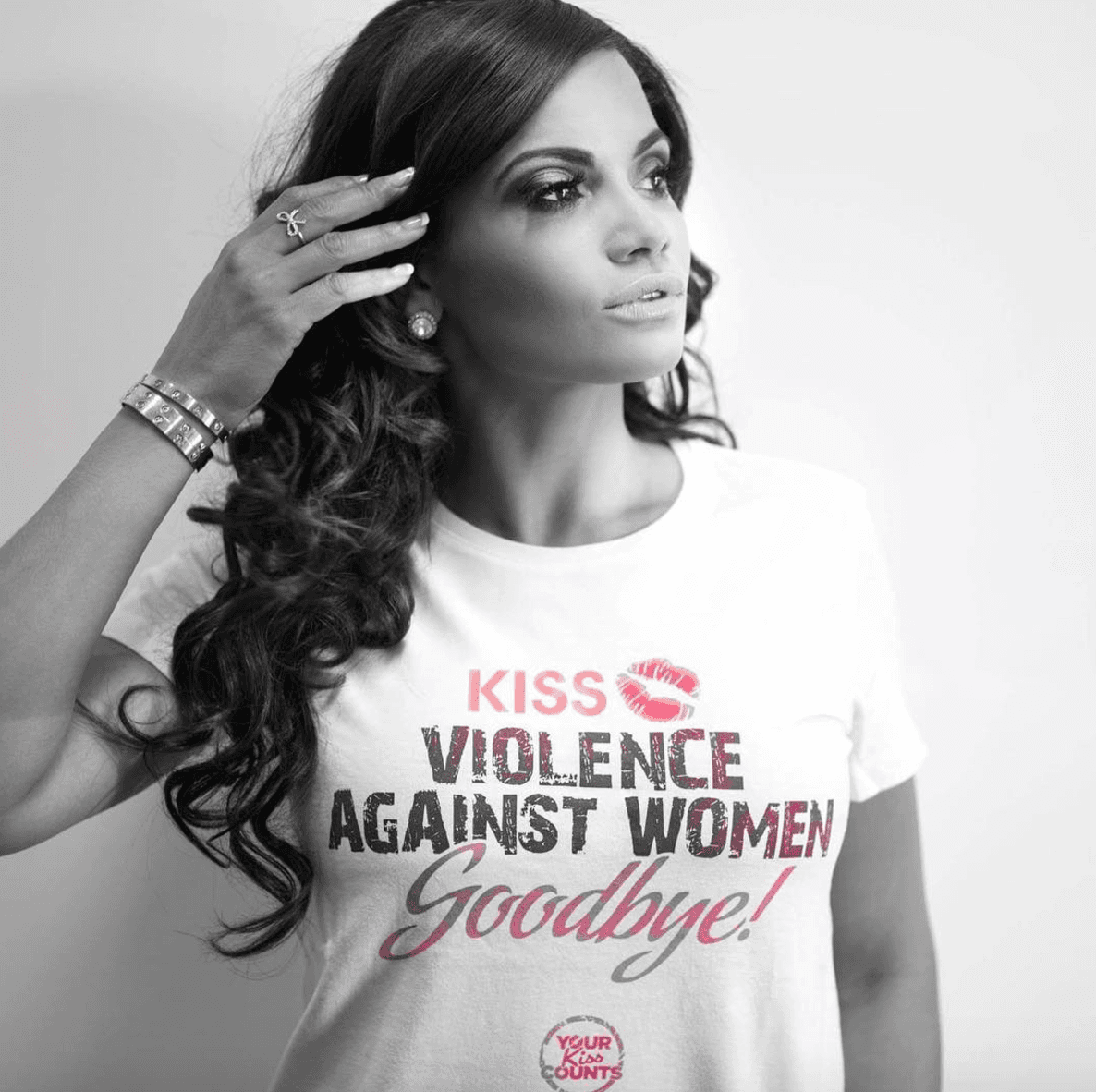 Cuando no está trabajando como policía o modelo, Samantha Sepúlveda combate la violencia contra la mujer.