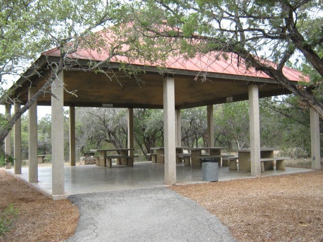 <b>Experience The Eclipse at Eisenhower Park</b>
<br>
<br>📍Dónde: Eisenhower Park
<br>
<br>⏰ Horario: 14 de octubre, 10:00 a 13:00 horas
<br>
<br>Evento gratuito en el que se repartirán lentes para ver el eclipse. Habrá un equipo con telescopio especial con filtro solar para poder ver el eclipse. Se hará una cuenta regresiva para el momento más alto del fenómeno.
<br>