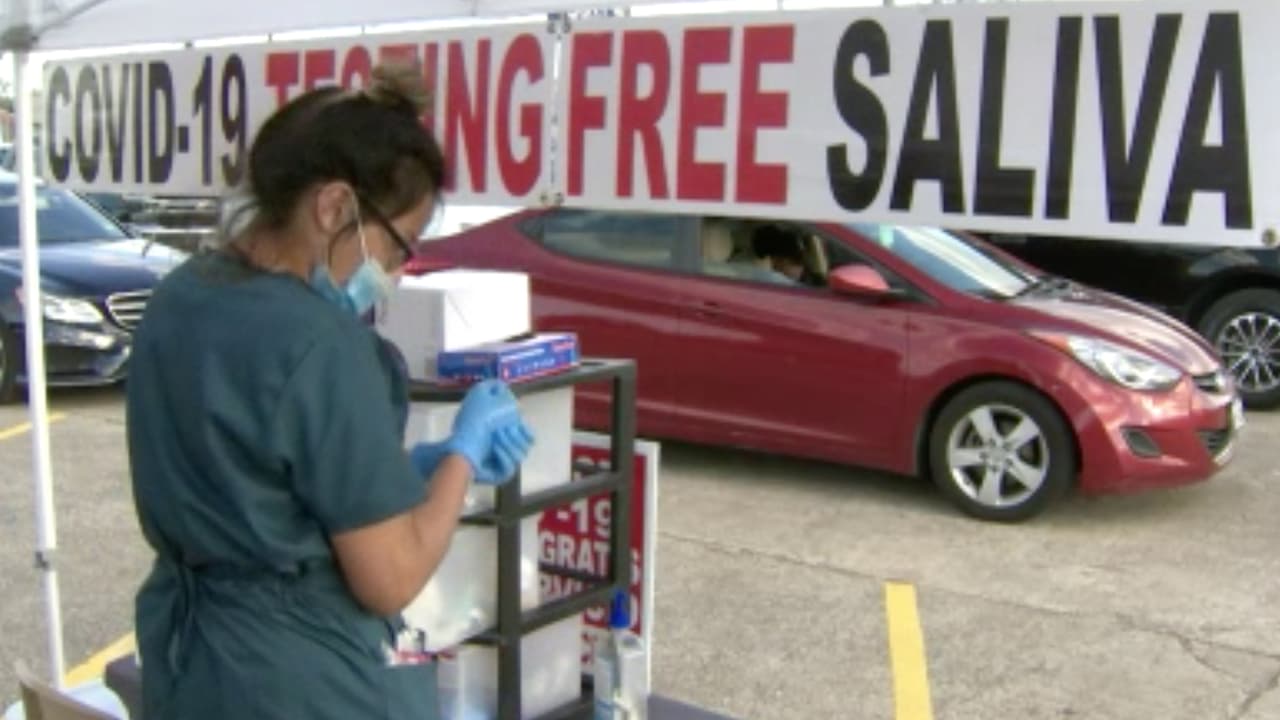 El Departamento de Salud de Houston está ampliando el acceso a las pruebas gratuitas de
<b><a href="https://www.univision.com/local/houston-kxln/coronavirus-nivel-amenaza-houston-lina-hidalgo-amarillo-naranja-fotos">covid-19 </a></b>con la apertura de un nuevo sitio para vehículos esta semana.