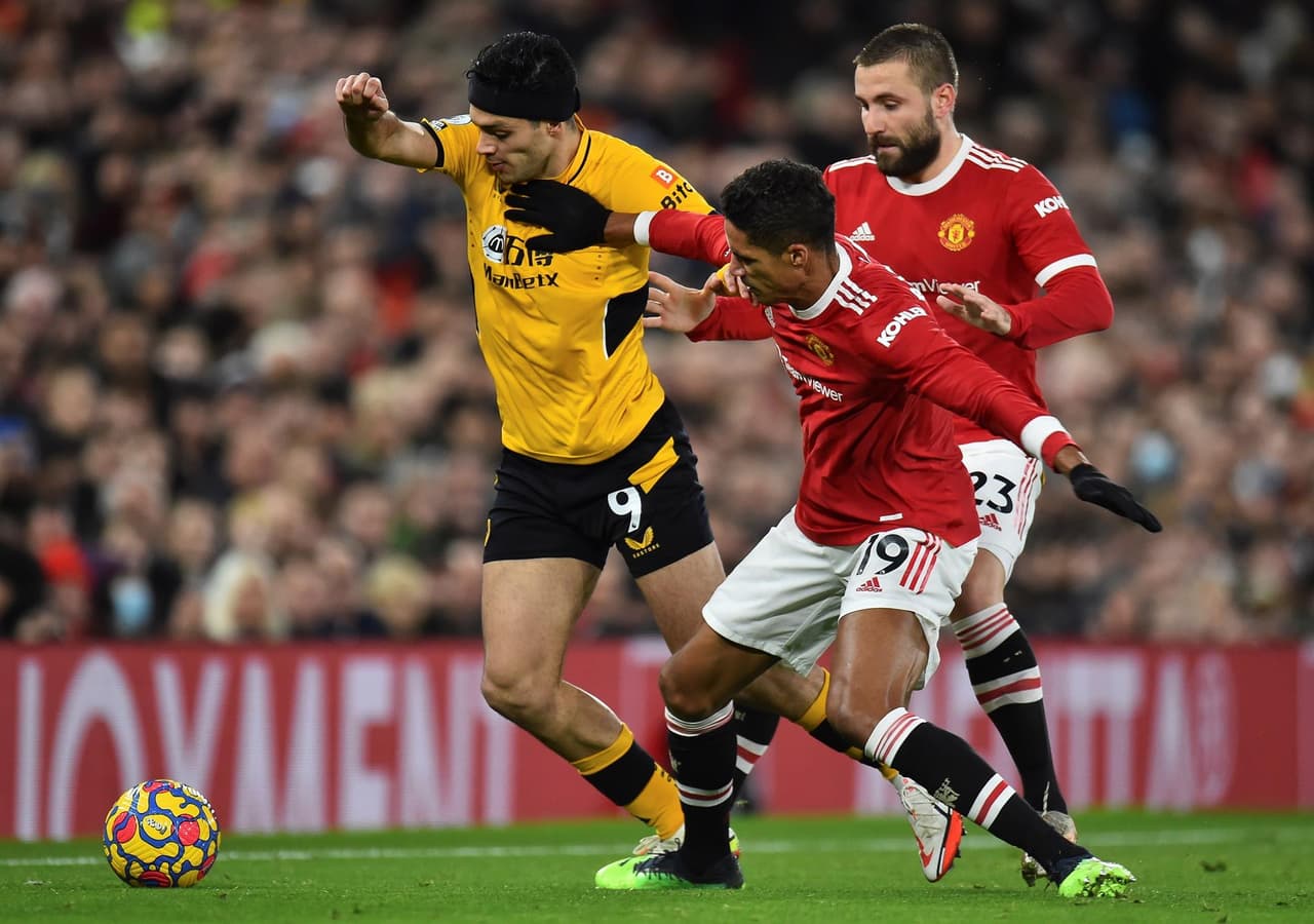 Wolverhampton le pega al Manchester United 1-0 con gol de Joao Moutinho al minuto 82' del encuentro. Cristiano Ronaldo había convertido pero se anuló la anotación por ser fuera de lugar. El mexicano Raúl Jiménez fue titular durante el encuentro.