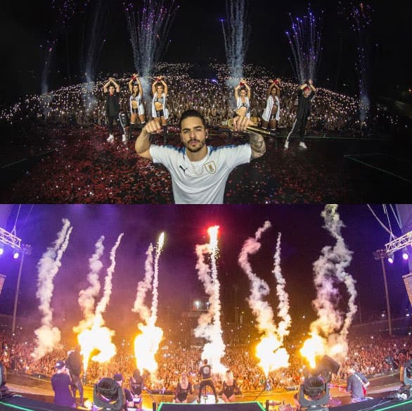 Al final de sus shows saca fotos del escenario y del público al fondo.