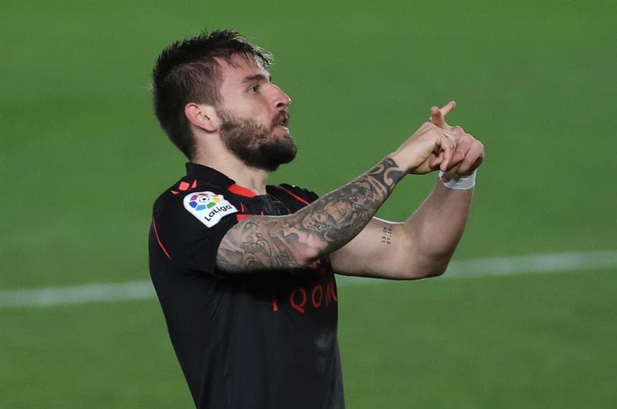 Real Madrid logra hacer empate ante la Real Sociedad y quedar 1-1. Los Txuri-urdines se pusieron arriba al minuto 55 con gol de Portu, pero fue ya al filo del partido, en el minuto 89, cuando Vinicius le dio al cuadro merengue un respiro e igualó el marcador para repartirse puntos en el cierre de la Jornada 25 de LaLiga.