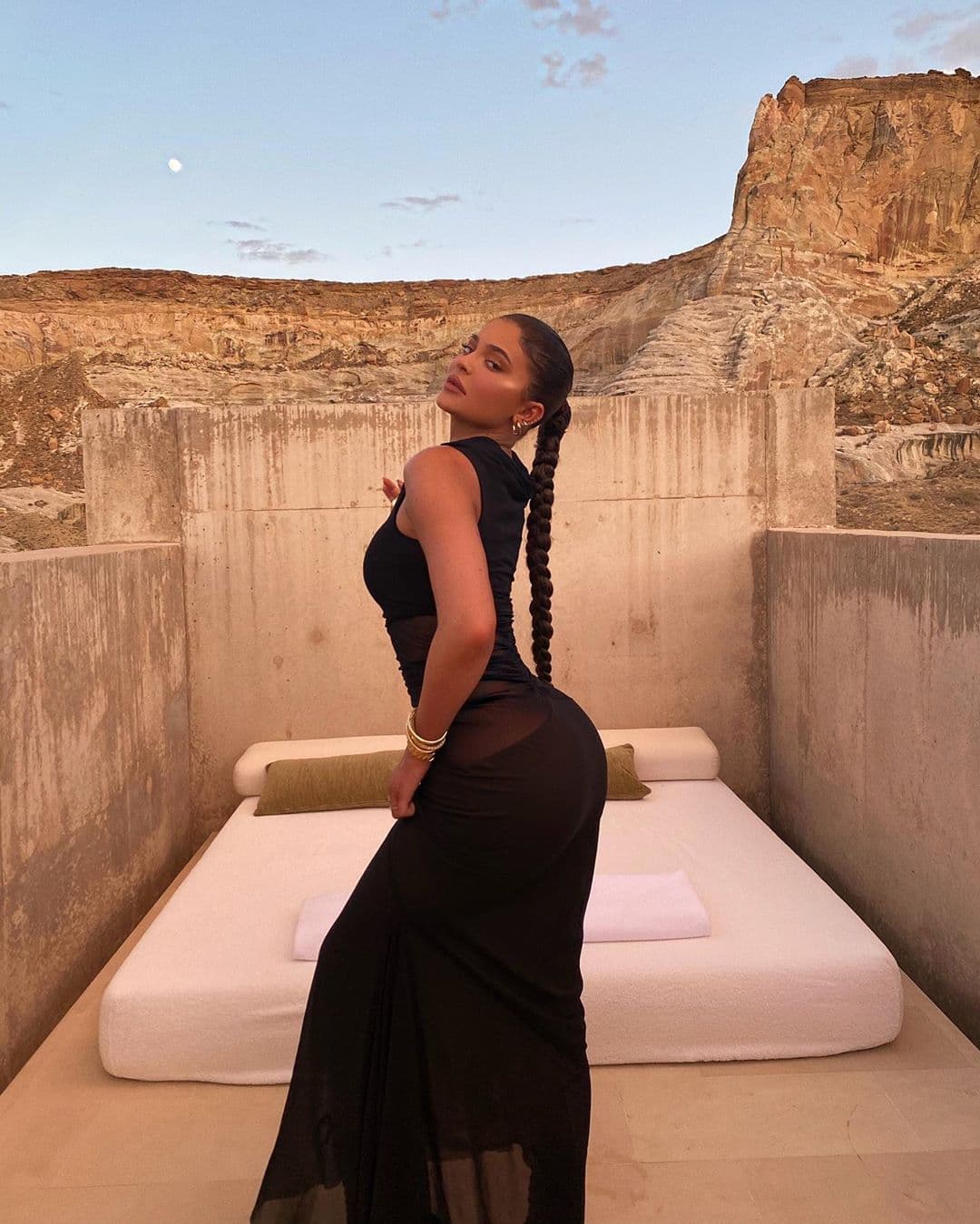 Además, de la venta del 51 por ciento de sus acciones de Kylie Cosmetics a la compañía Coty.
<br>