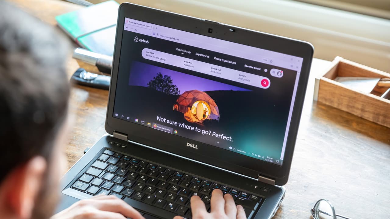 <h3 class="cms-H3-H3">En resumen 🏡 </h3>
<br>
<b>La disputa:</b> Dallas quiere prohibir los alquileres por Airbnb y Vrbo en algunos barrios residenciales.
<br>
<b>La demanda:</b> Un grupo de propietarios consiguió detener las restricciones aprobadas en 2023.
<br>
<b>La fecha:</b> La Corte Suprema de Texas escuchará el caso el 3 de diciembre de 2026.
<br>
<b>Por ahora:</b> Los alquileres pueden seguir funcionando mientras las restricciones permanecen suspendidas.