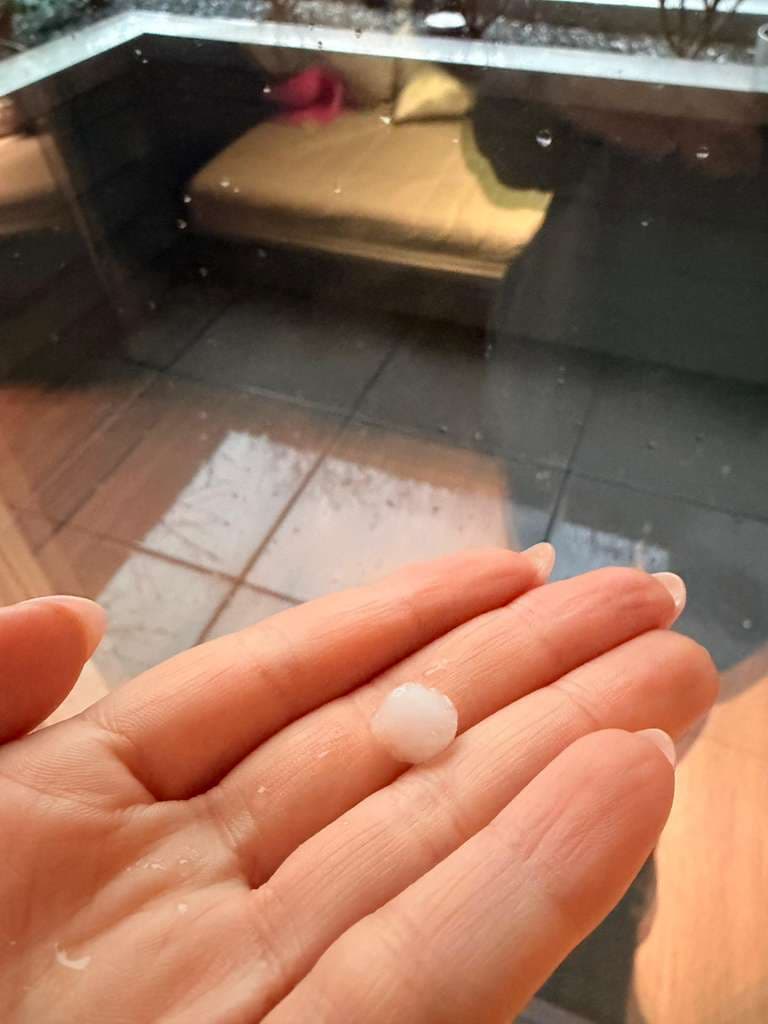 El aviso de
<b><a href="https://www.univision.com/local/chicago-wgbo/active-sus-alertas-aumenta-el-riesgo-de-tornados-y-tormentas-severas-en-chicago-video" target="_blank">tiempo severo</a></b> continuará durante las próximas horas. La Cruz Roja emitió recomendaciones para proteger vehículos y otros bienes materiales ante la caída de granizo.