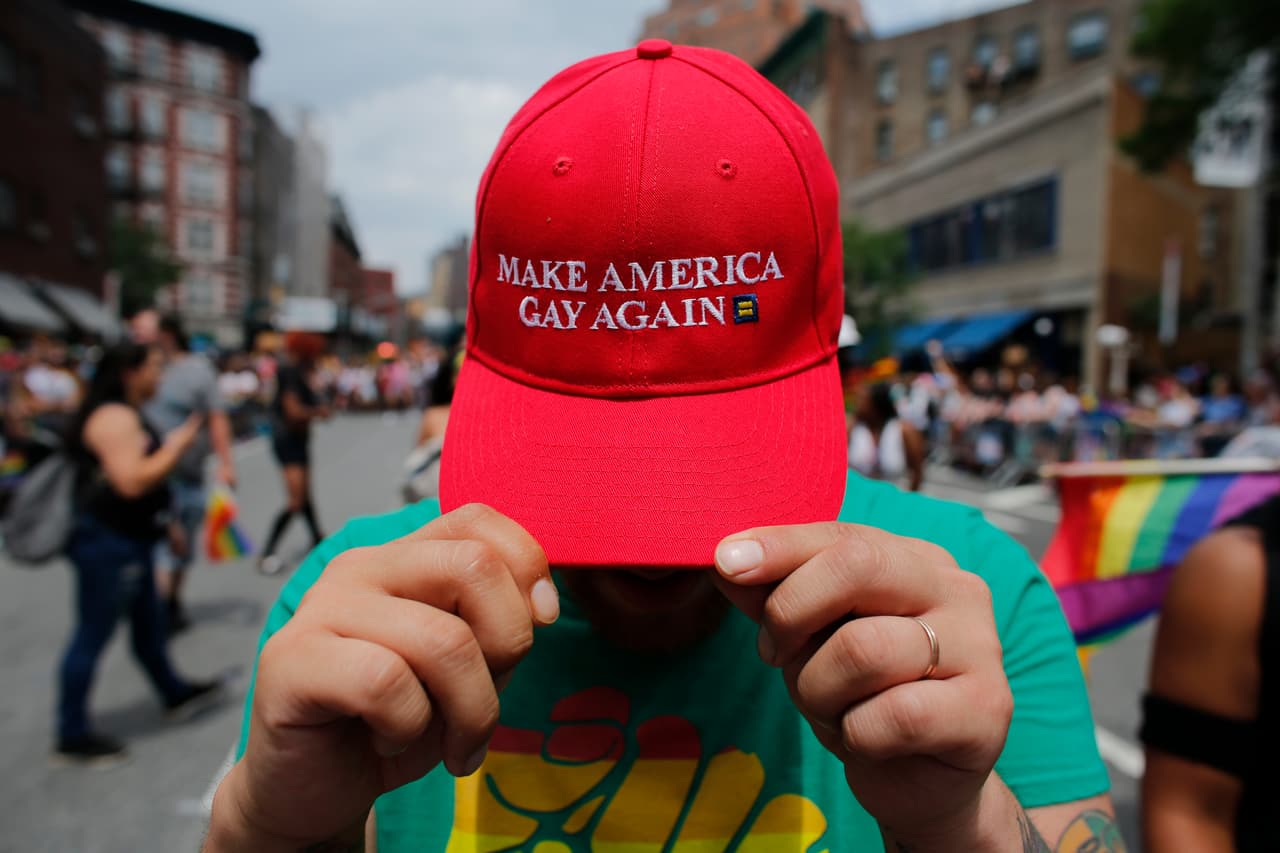 Hagamos a América gay otra vez, parodian el slogan del presidente Trump.