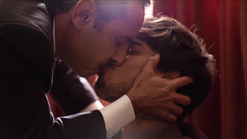 ‘Don Sol’ kisses the man passionately. For the first time in the series, this sequence shows us a completely unknown side of the character, a side that will put him in a crossroads between his feelings and ambitions. Don’t miss the next episode of season two, Sundays 10pm/9C, on Univision!