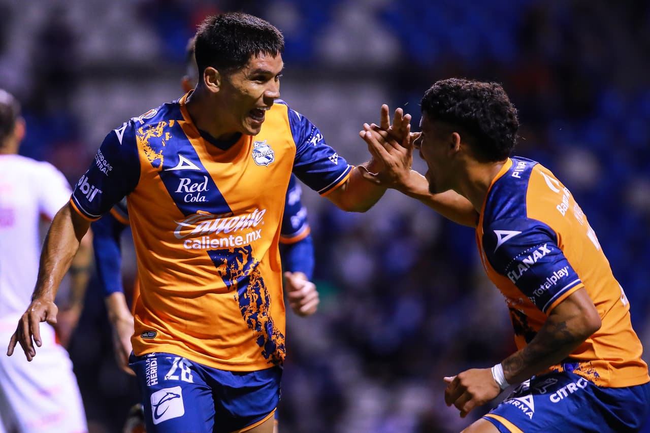 Necaxa evitó la derrota en el inicio de la Jornada 9 ante Puebla con un gol tardío de Agustín Oliveros que silenció el Estadio Cuauhtémoc. La Franja inició ganando con un tanto de Martín Barragán al minuto 15. Pero Facundo Batista encontraría el empate en el amanecer del segundo tiempo. Después Jordi Cortizo daría la vuelta para Puebla con un golazo que fue opacado por la acción de Oliveros.