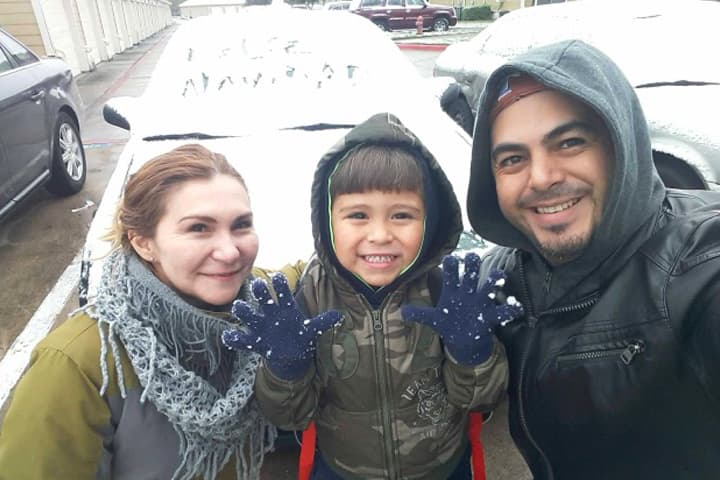 Muchos aprovecharon el raro evento para tomarse fotos, jugar con la nieve y construir el tradicional muñeco navideño.