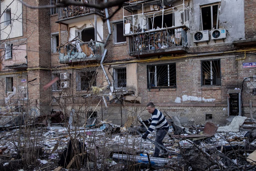 Las tropas rusas han tomado el control de algunas áreas alrededor de Kiev, pero su avance ha sido bloqueado por las fuerzas ucranianas. Los bombardeos se siguen escuchando. Las autoridades calculan que desde el inicio de la ofensiva, el 24 de febrero de 2022, al menos 889 personas han resultado heridas, entre ellas, 241 civiles.