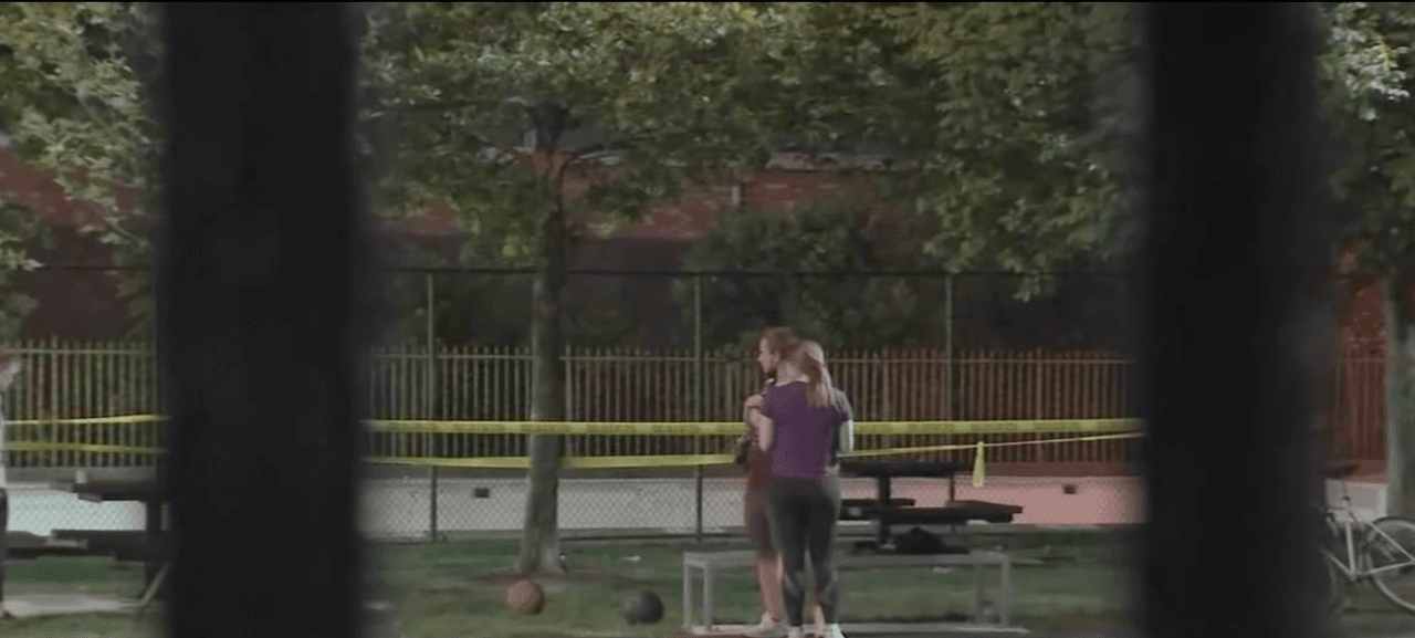 Hombre armado dispara a un adolescente y una mujer durante un juego de kickball en un patio de recreo en Kensington