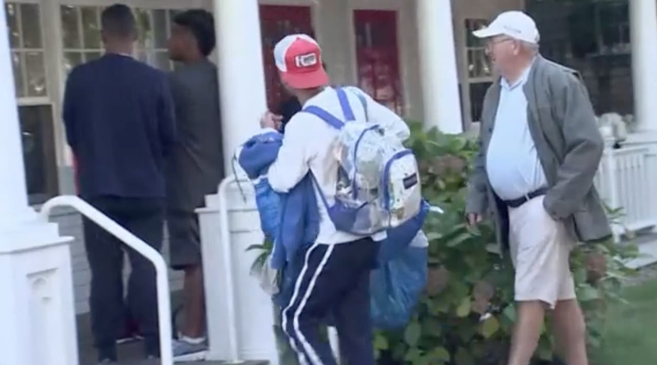 Pero algunos, venían con algunas pertenencias en pequeños bolsos.
<br>