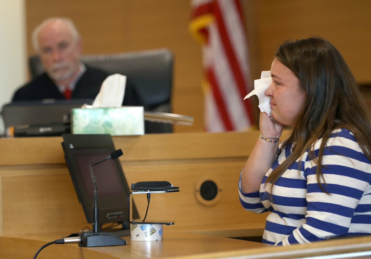 Camdyn Roy, hermana de Conrad Roy, seca sus lágrimas conmovida al dar su testimonio.