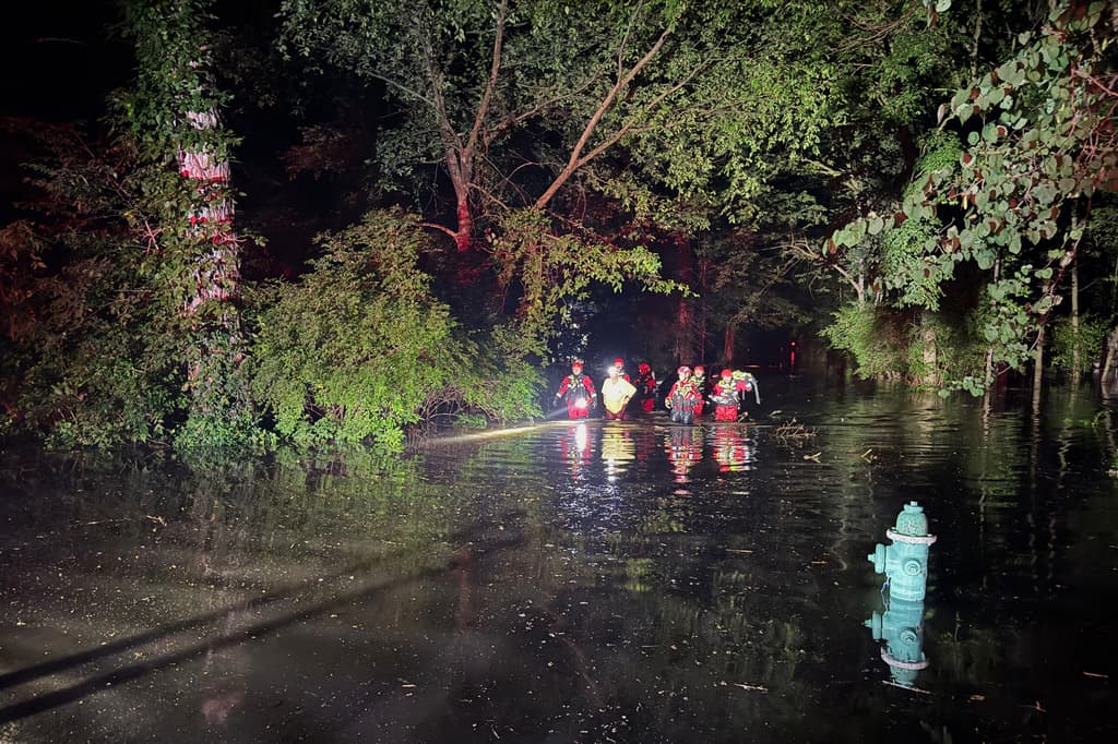 Las autoridades locales reportaron evacuaciones en barrios como Ravenswood, Broad Ripple y Rocky Ripple, además de operativos en otras localidades del área metropolitana. El Departamento de Bomberos de Indianápolis informó que, hasta la tarde del 15 de agosto, se realizaron rescates de decenas de personas y mascotas en botes, de acuerdo con reportes de Associated Press.
