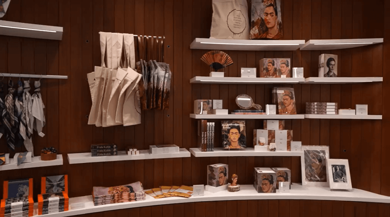 El museo también presenta reproducciones de lugares y obras que no pueden trasladarse físicamente, entre ellas representaciones del techo de la Capilla Sixtina, las pinturas rupestres de Altamira y la Piedra del Sol azteca.