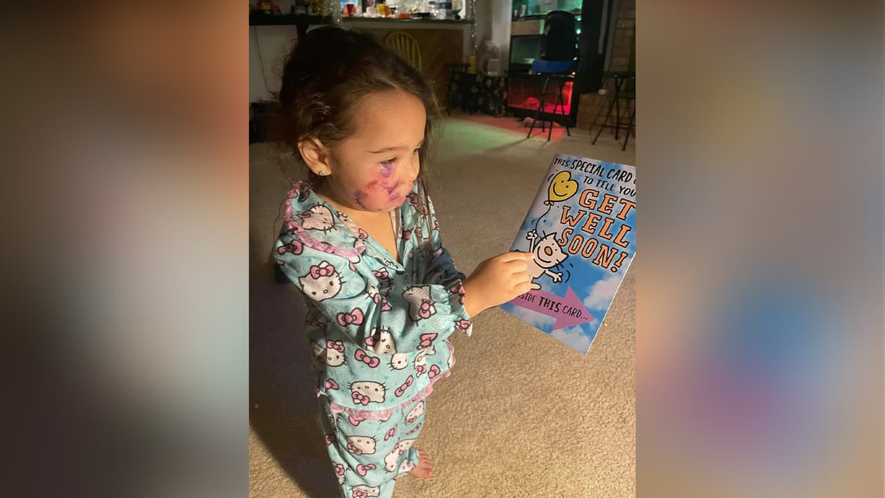 La gente en el establecimiento grabó lo sucedido y los videos han sido publicados en las redes sociales.