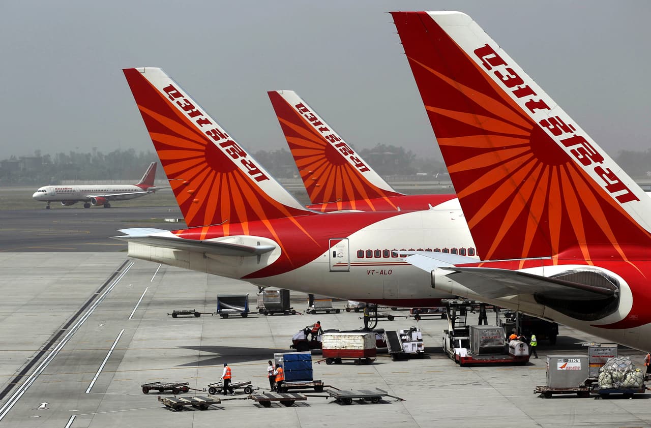 Un avión de Air India que volaba de Nueva Delhi a San Francisco aterrizó en Rusia después de presentar un problema en el motor, dijeron funcionarios el miércoles 7 de junio de 2023. El avión, que transportaba a 216 pasajeros y 16 miembros de la tripulación, aterrizó sin problemas en el aeropuerto ruso de Magadán, en el extremo este del país, el martes, dijo Air India en un comunicado. En la imagen, aviones de Air India en el Aeropuerto Internacional Indira Gandhi en Nueva Delhi, India, el 29 de abril de 2011. (Foto AP/Kevin Frayer, archivo)
