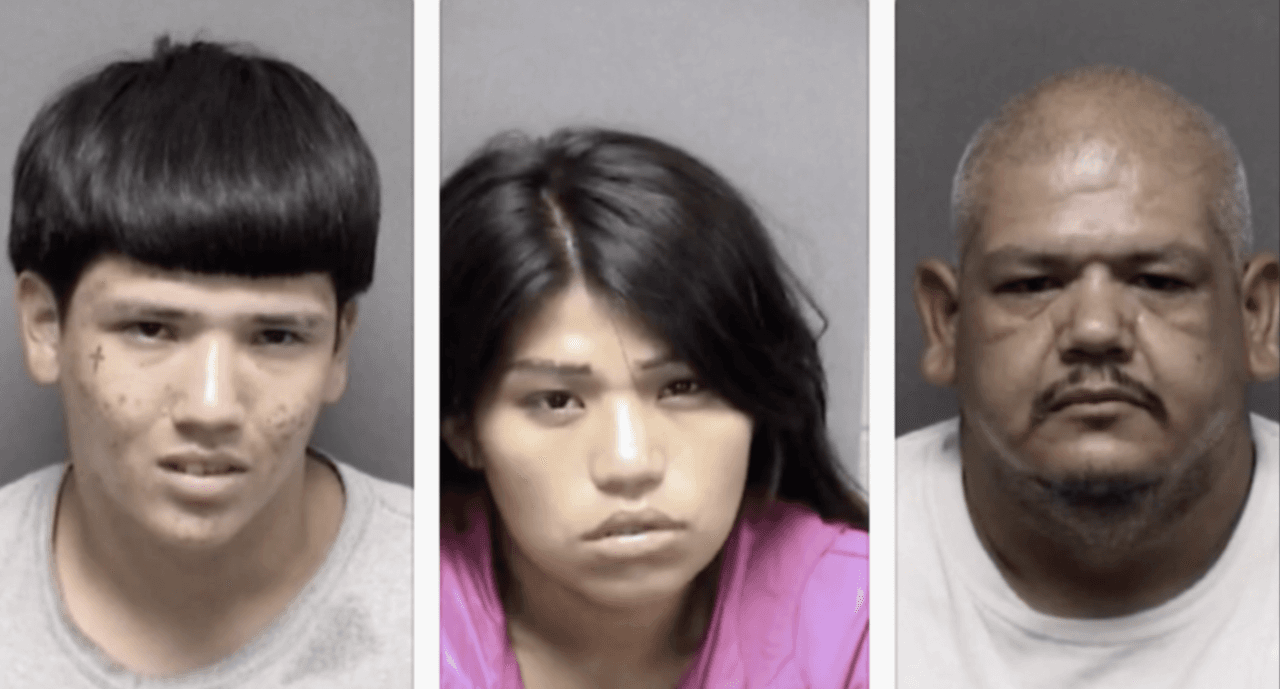 <b>Frank Rangel</b>, de 42 años; su hijo
<b>Adam</b>, de 18; y su hija,
<b>Alysson Paredes</b>, de 25 años, fueron arrestados e ingresados en la cárcel del condado de Bexar bajo cargos de
<b>manipular u ocultar un cadáver</b>.
<br>
<br>La policía de San Antonio sospecha que son los
<a href="https://www.univision.com/local/san-antonio-kwex/gloria-martinez-asesinato-arrestados-san-antonio">responsables de arrojar el cuerpo dentro del contenedor. </a>