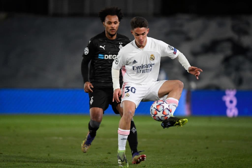 Real Madrid se clasifican a la siguiente fase de la Champions League, venciendo a Monchengladbach 2-0. Los goles corrieron a cargo de Karim Benzema, sellando con un doblete la victoria merengue.