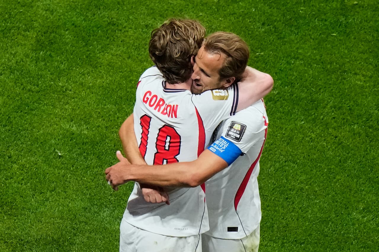Gordon y Kane se dan un abrazo para festejar el primer gol.