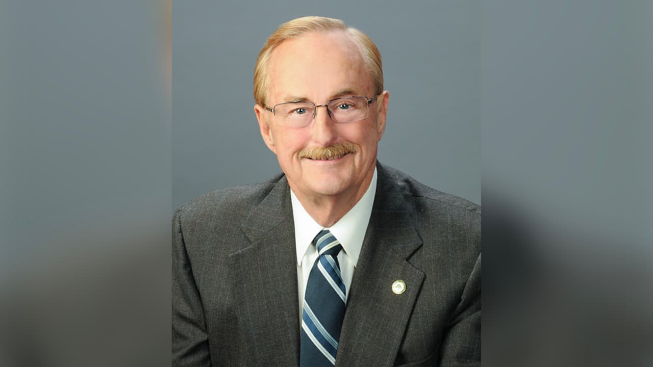 Anuncian que Pat Hallisey, alcalde de League City, resulta positivo por coronavirus