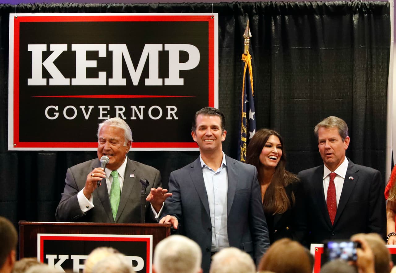 En esta imagen de archivo, Lauren "Bubba" McDonald (izquierda) canta mientras está en el escenario con Donald Trump Jr., Kimberly Guilfoyle durante un mitin en favor de Brian Kemp (a la derecha), quien contendía por la gubernatura de Georgia, el martes 9 de octubre de 2018.