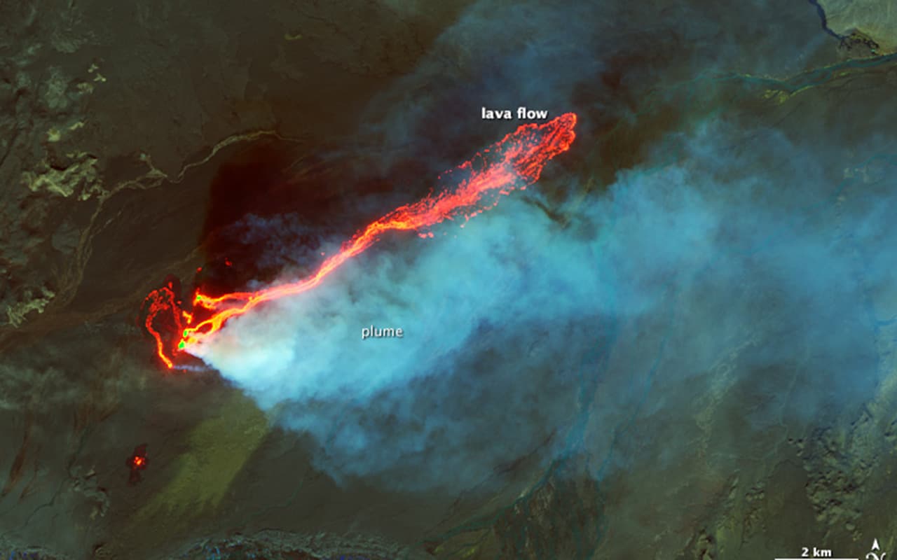<b>Flujos turbulentos de lava en el campo de Holuhraun.</b> Islandia a menudo está cubierta por nubes y es difícil de observarla desde el espacio. Esta vista del campo de lava Holuhraun se tomó con imágenes infrarrojas desde el espacio, el 6 de septiembre de 2014.
<br>