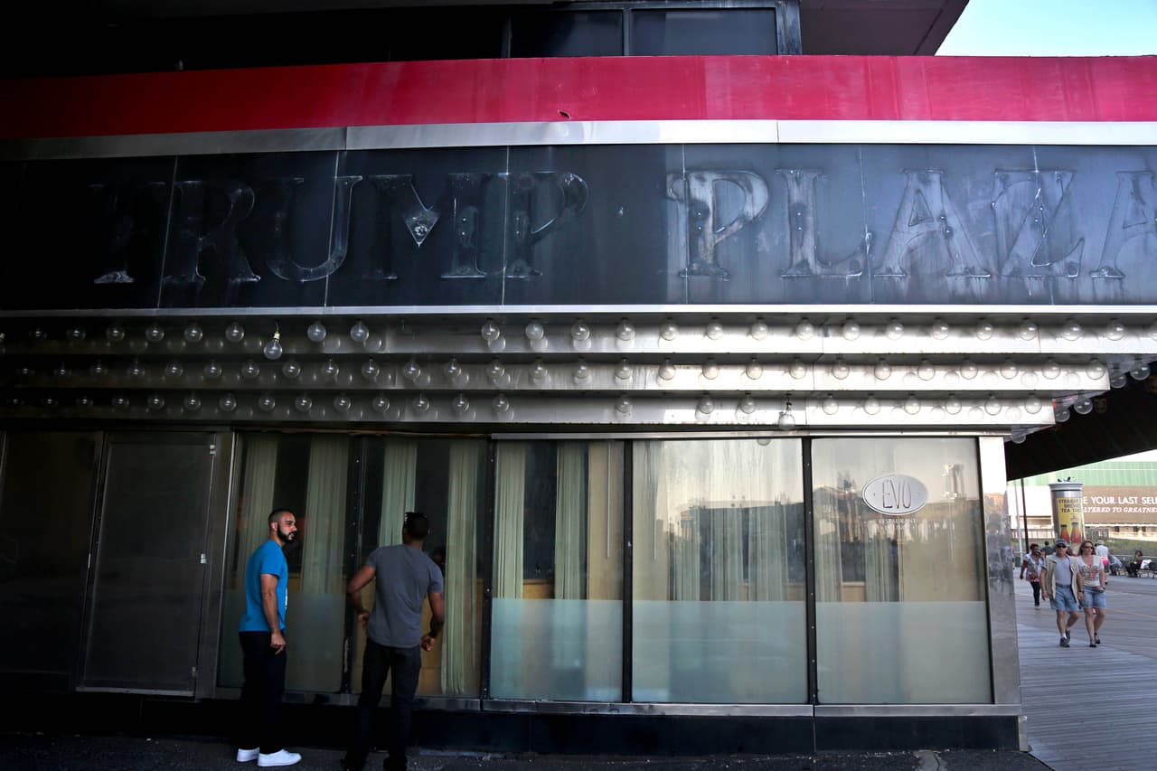 Transeúntes pasan frente al restaurante Evo sobre el paseo tablado el 27 de mayo, 2016. El restaurante cerró al mismo tiempo que el casino, en septiembre 2014. Foto: Juliana Jiménez.