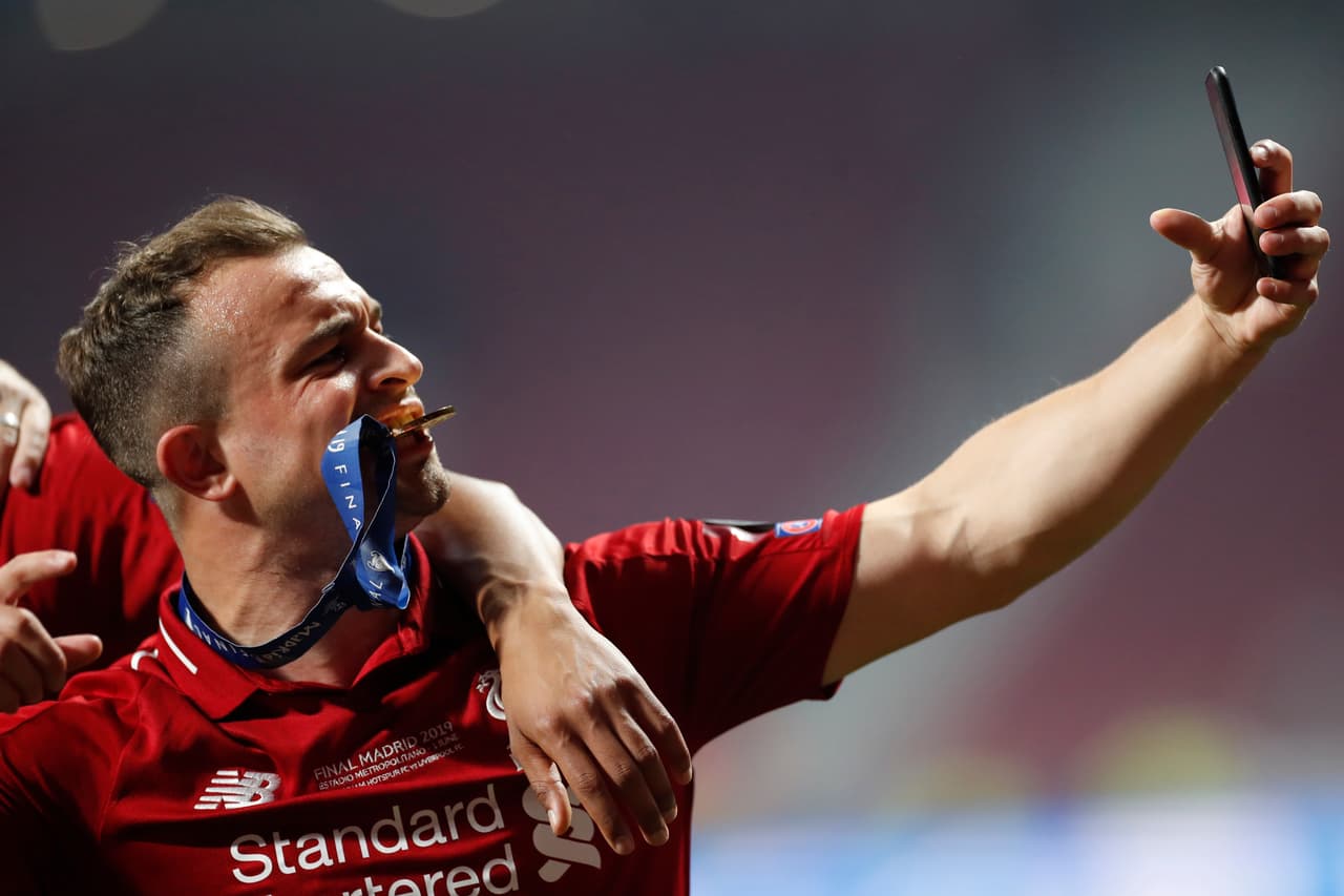 Xherdan Shaqiri celebra haber ganado la final de la Champions League contra Tottenham.