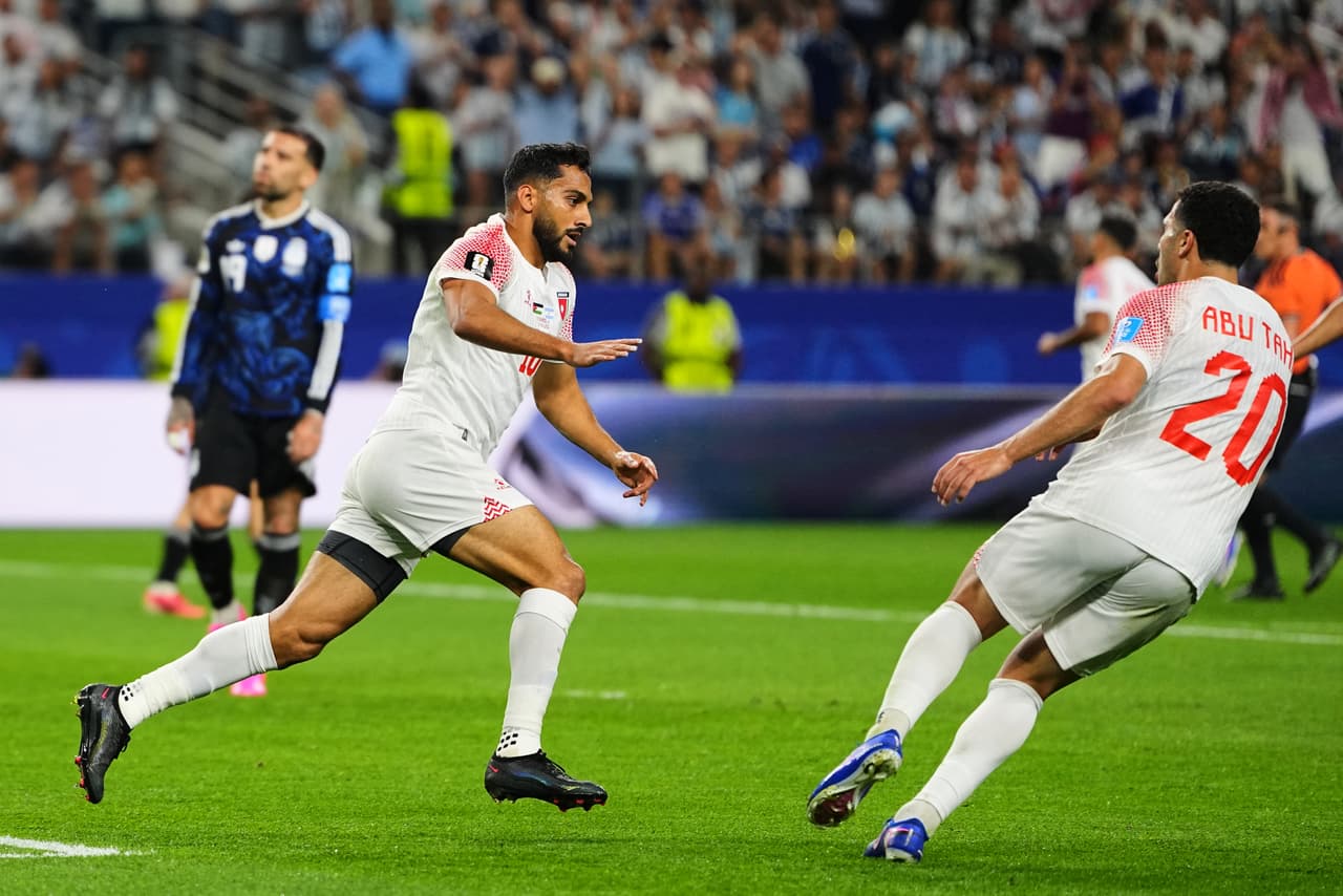 Mousa Altamari celebra con Abuhasheesh tras anotar el primer gol para Jordania.