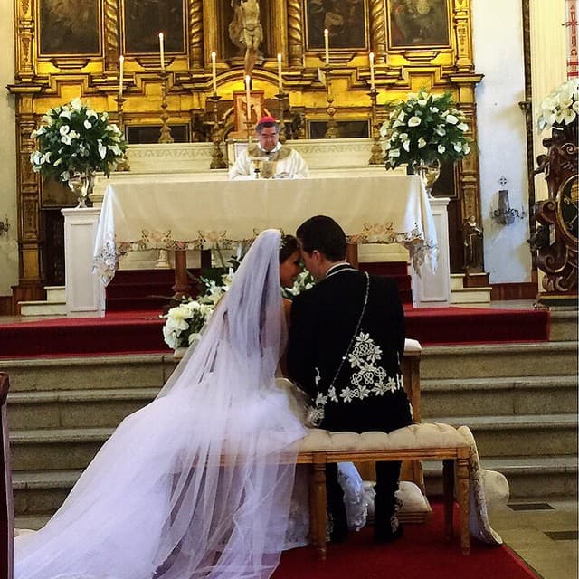 Ellos se casaron en la hermosa Catedral de San Cristóbal en Chiapas en una ceremonia íntima el 25 de abril del 2015.