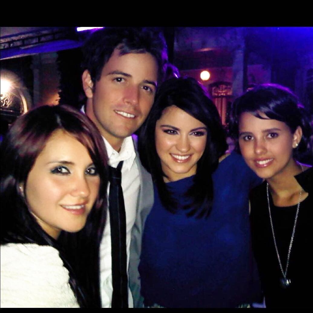 "Pasan los años pero no los recuerdos, la amistad o el cariño. Me encontré esta foto con estas hermosas mujeres a las que no tengo mas que darles gracias por tantas cosas padres que vivimos. Dulce María, Maite Perroni y Paulina Goto, las admiro y las quiero ¡que bonito ver todo lo que han logrado! Ya estamos más viejitos pero felices", escribió el actor junto a esta foto.