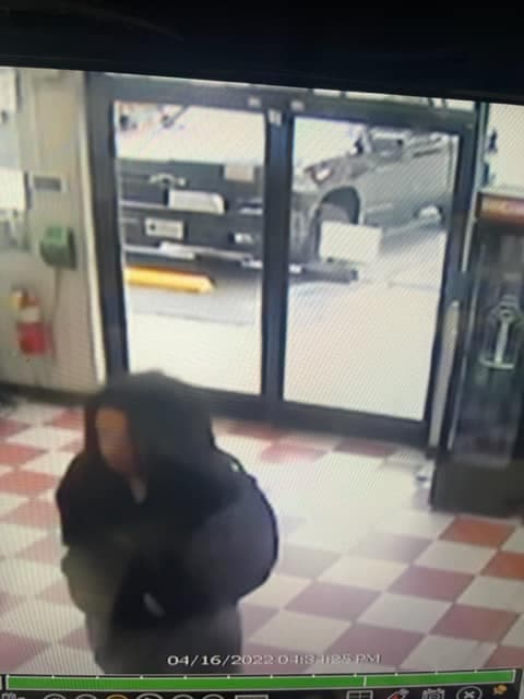 Las autoridades indican que los sospechosos son cuatro hombres que parecen ser adolescentes o tener poco más de 20 años.