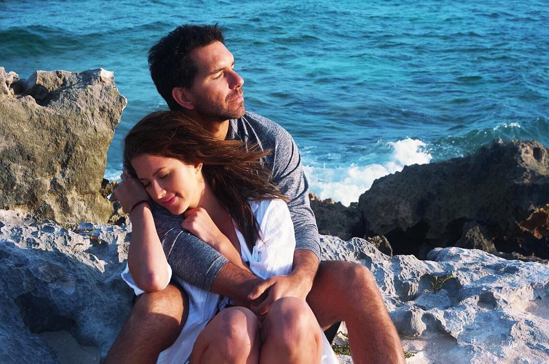 Ella también aclaró que no tiene en mente llegar al altar por el momento: “Todo a su tiempo, somos muy felices y (estamos) disfrutando mucho la relación, pero también con mucho trabajo, entonces pues no”.