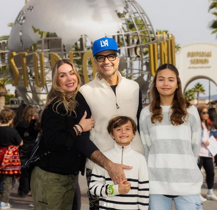 Jaime Camil, su esposa Heidi Balvanera y sus hijos, Elena y Jaime III.