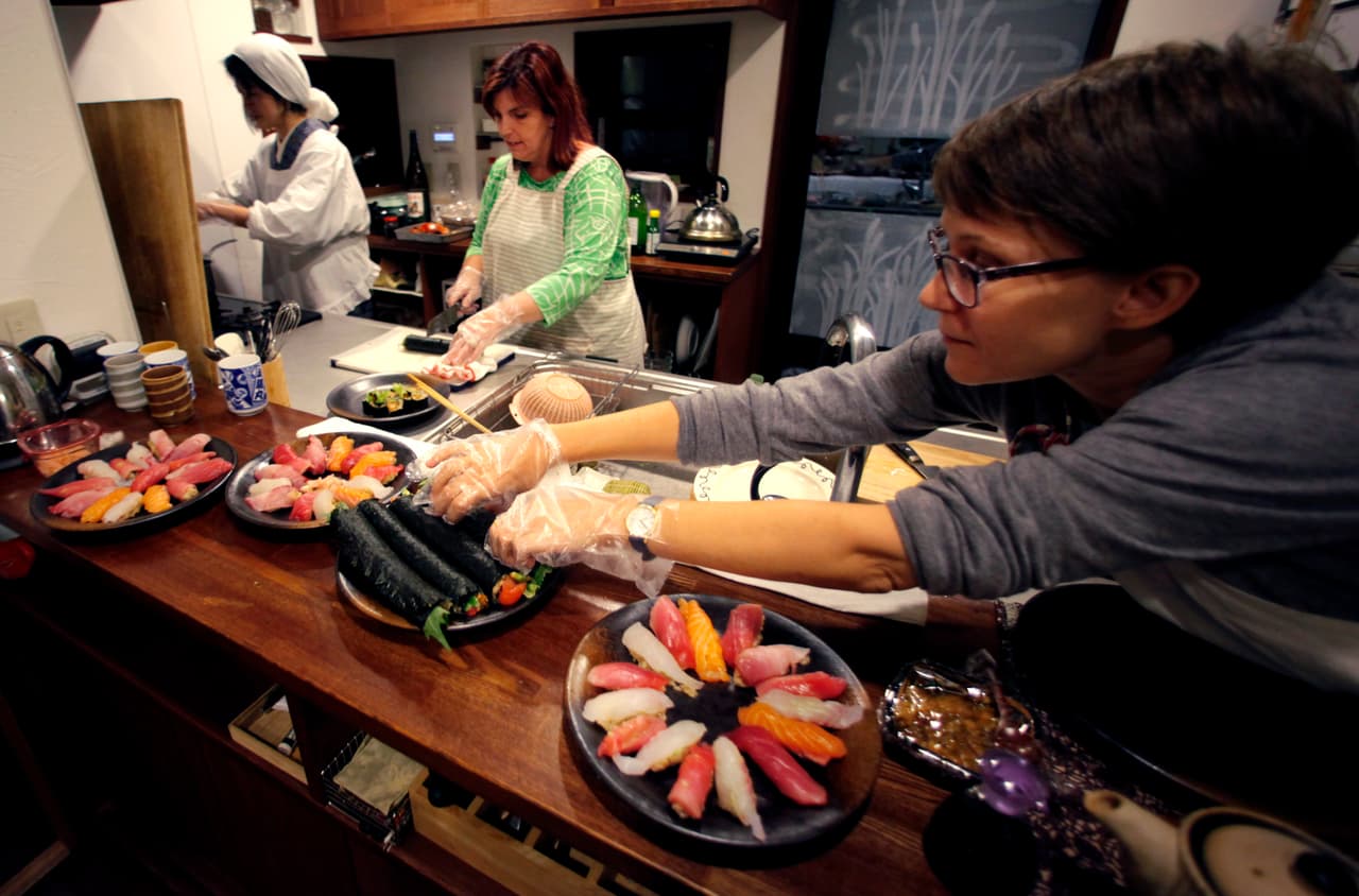 Nunca dejes la comida fuera del refrigerador por más de dos horas, o más de una si la temperatura excede los 90ºF (las bacterias que causan enfermedades crecen rápidamente en temperaturas altas).