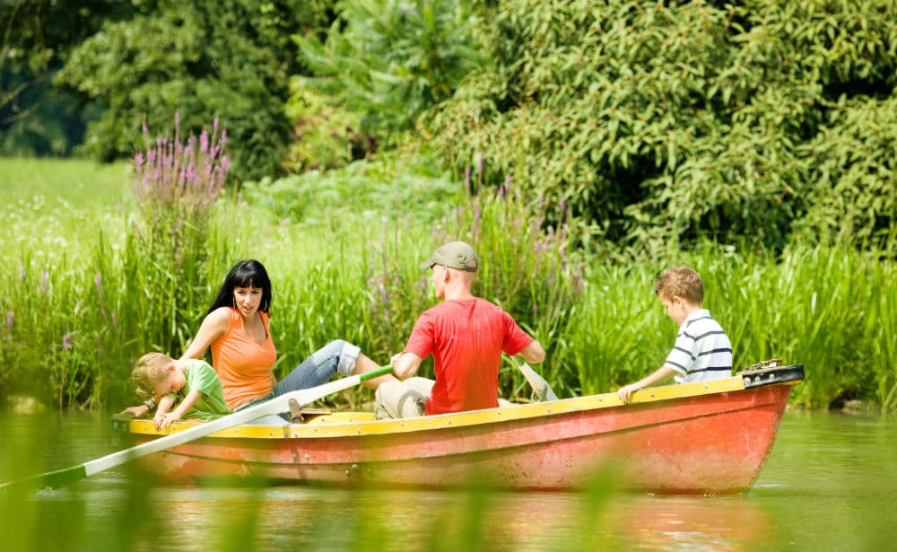 Paseo en bote: Muchos parques locales que tienen lagos artificiales ofrecen paseos en bote para toda la familia.