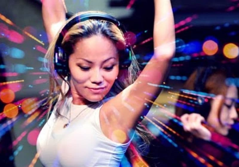 Silent disco: las fiestas con auriculares y luces de neón son cada vez más populares y versiones para toda la familia. Una experiencia para no perderse este verano.